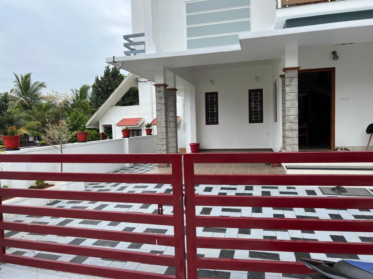 Pullad Villa Aranmula Buitenkant foto