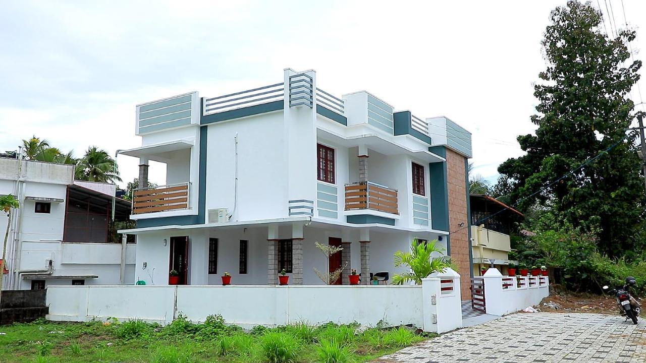 Pullad Villa Aranmula Buitenkant foto